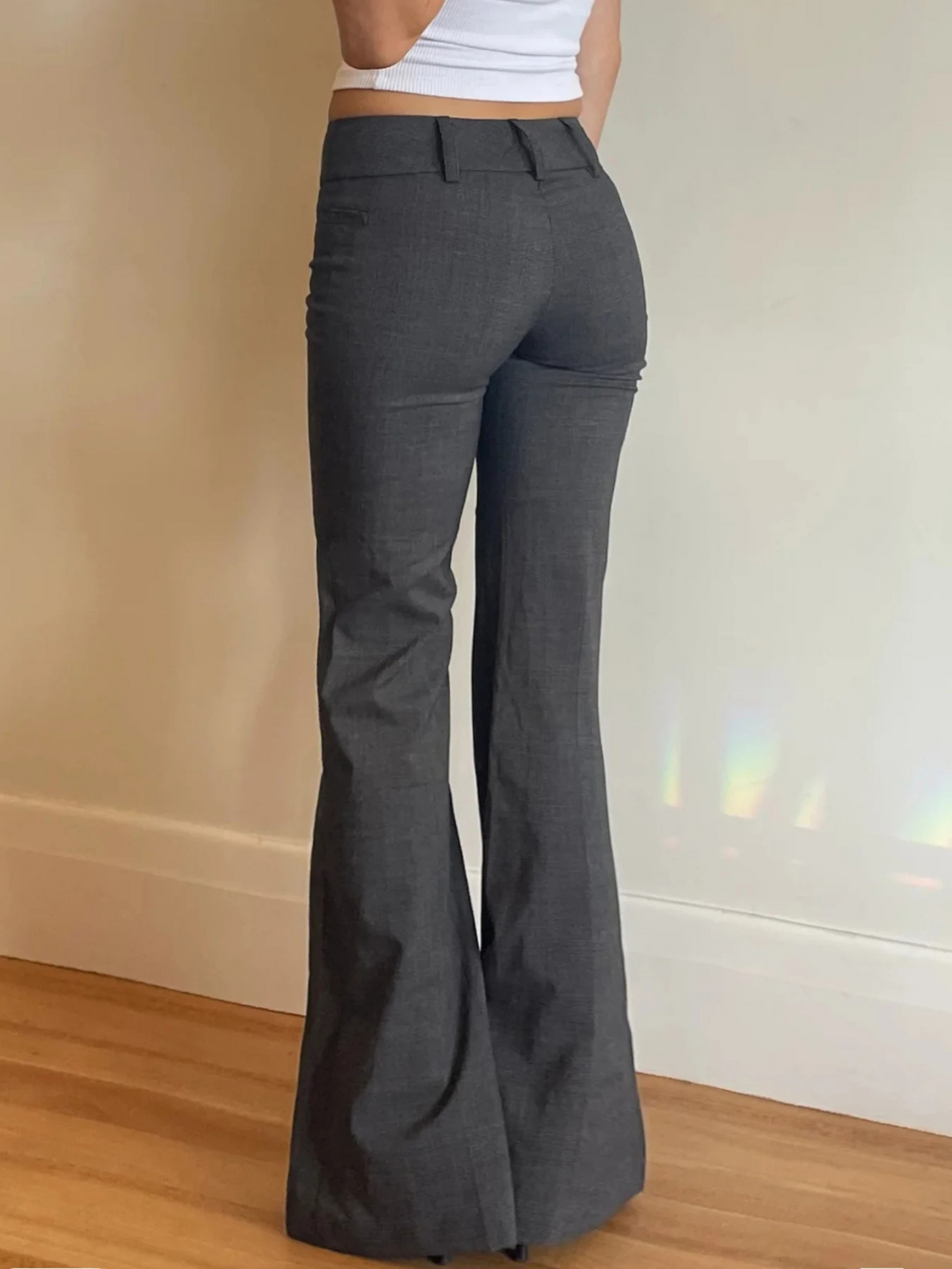 Ongedwongen Grijze Gekleurde Uitlopend Broek Met Hoge Taille En Verstelbare Tailleband Voor Dames | Perfect voor alle seizoenen