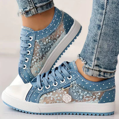 Stijlvolle Witte Sneakers Met Blauwe Canvas En Bloemenprint Veters voor Dames | Ideaal voor informele dagen