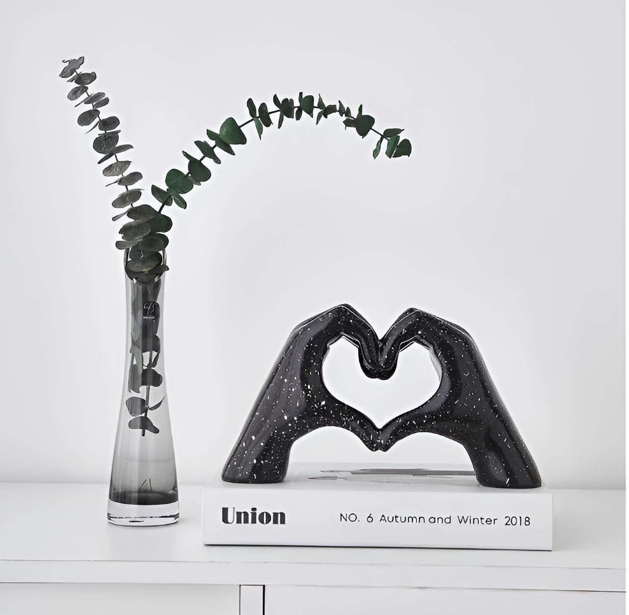 HeartMuse | Artistiek Beeld, Nordic Hartgebaar Hars Hand, Ideaal voor Bruiloften & Romantische Geschenken